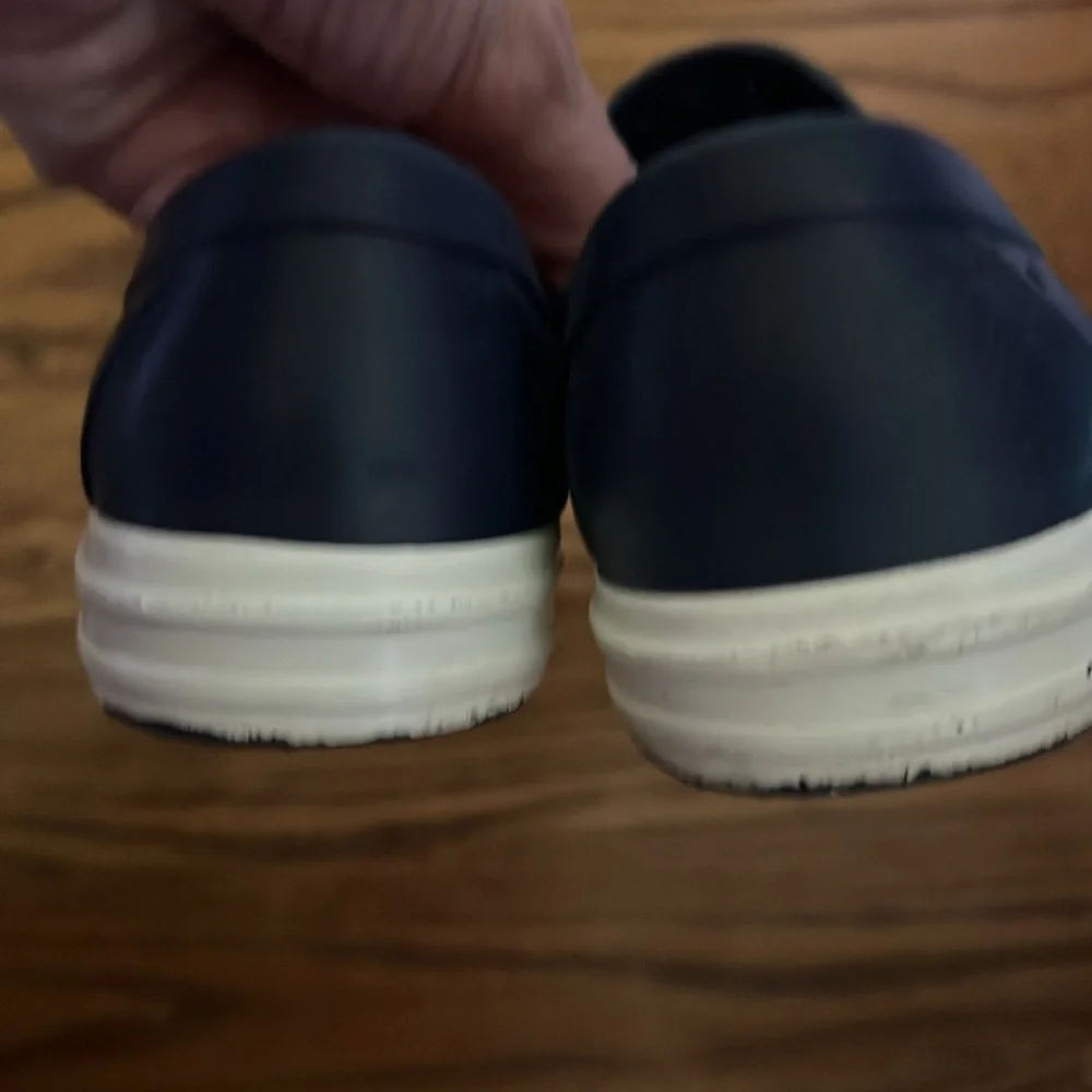 GAP boys navy and white water shoes size 1/2